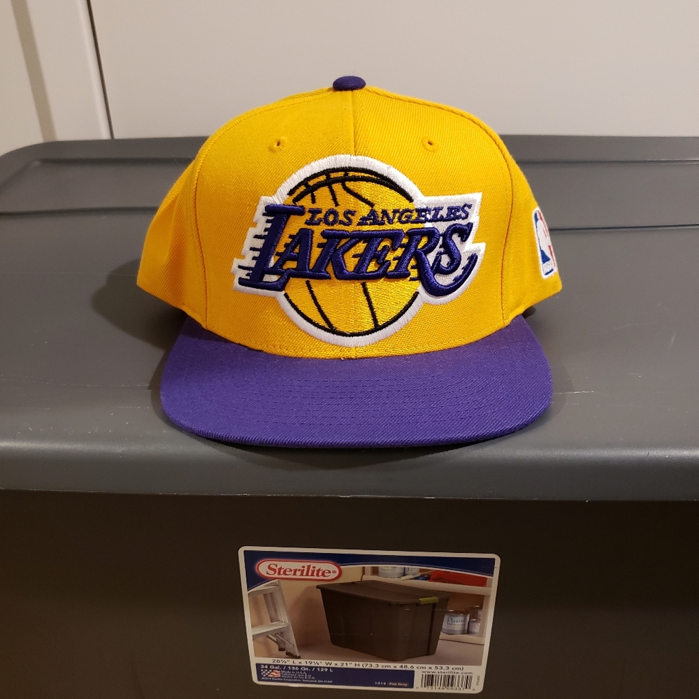 LAKERS SNAPBACK HAT
